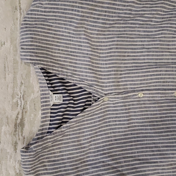 GUESS Loose Top - Picture 2 of 2